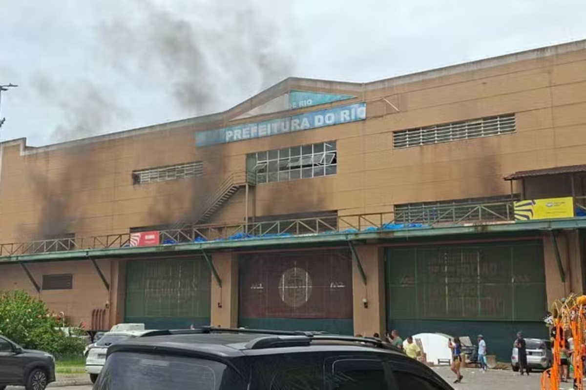Principio de incêndio no barracão a Grande Rio