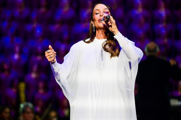 Ivete Sangalo canta exibindo hematomas