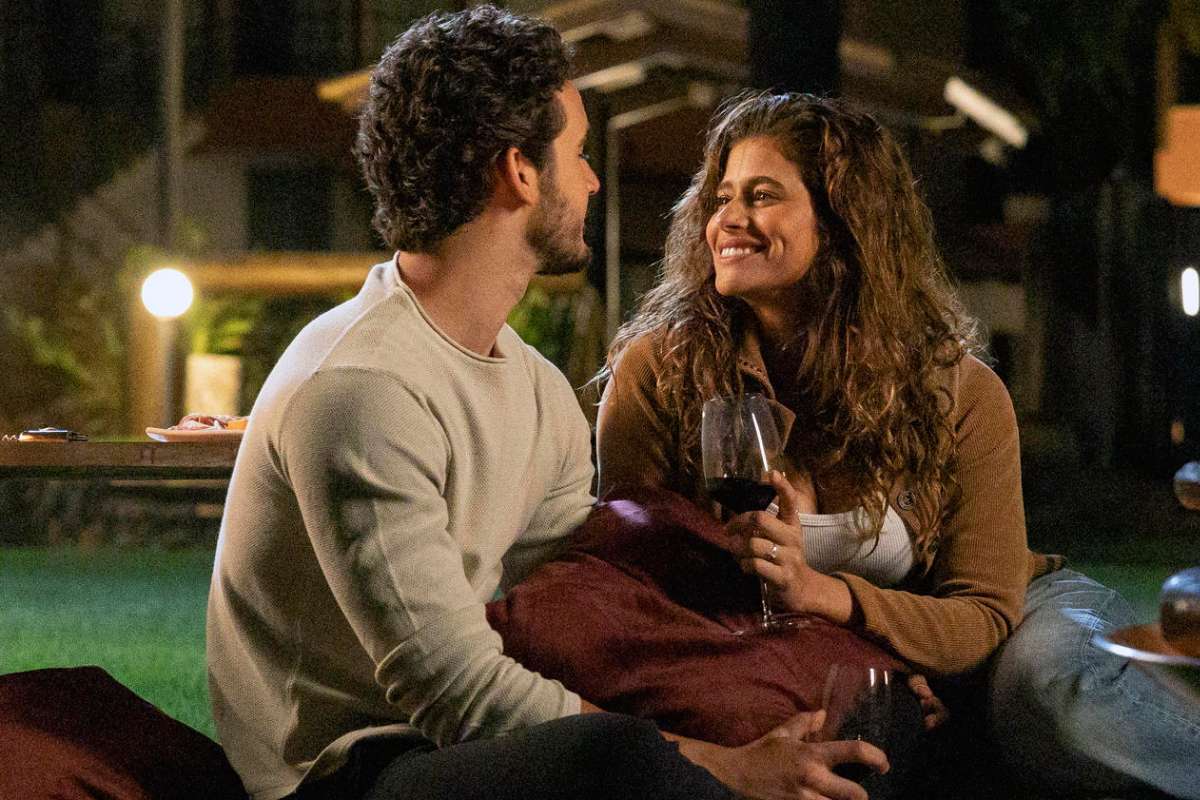 João Raul (Filipe Bragança) e Agrado (Isadora Cruz) namoram no jardim em Coração Acelerado