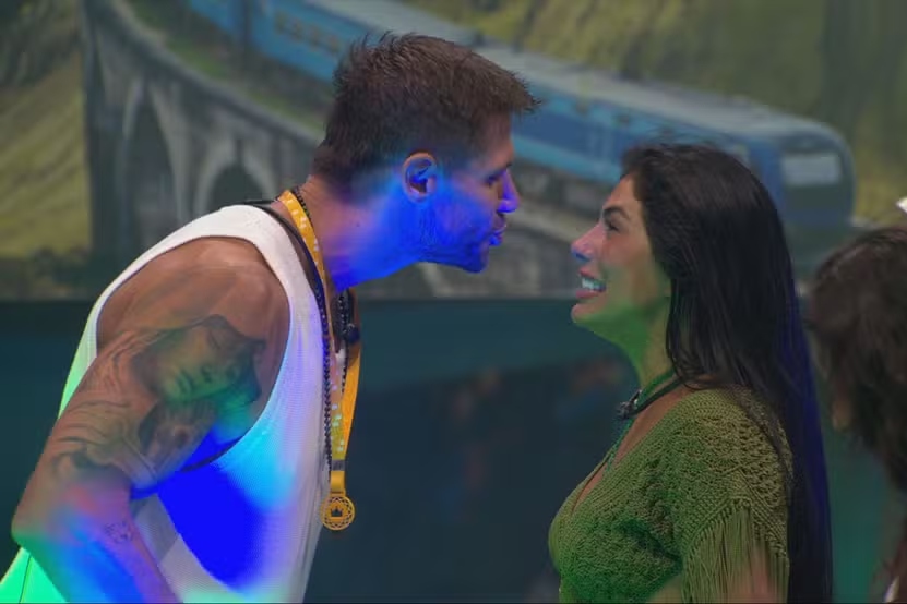 Jonas tenta dar um selinho em Marciele durante a festa