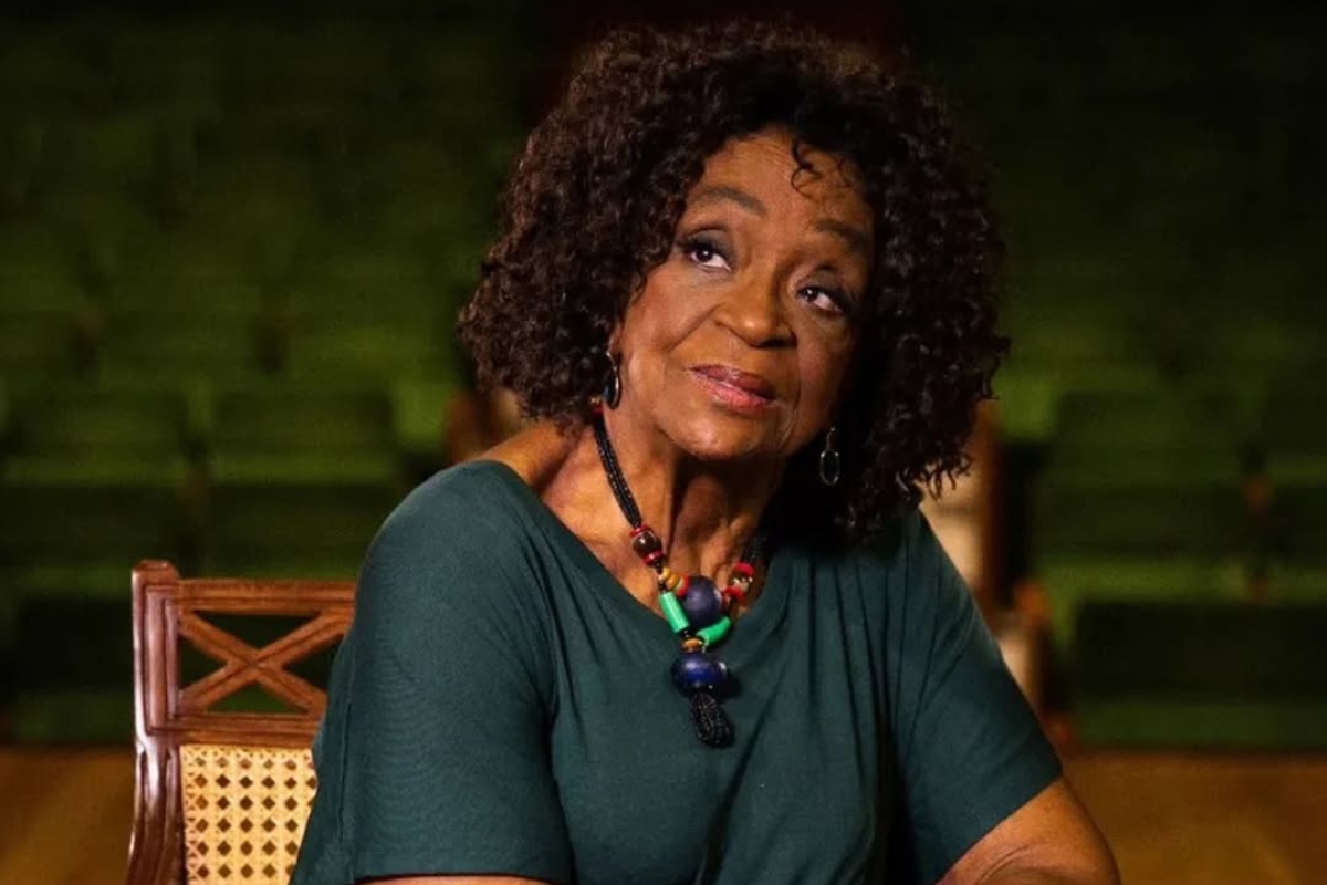 Léa Garcia é homenageada no desfile da Mocidade Alegre