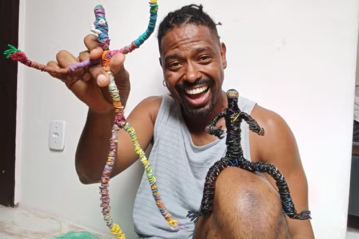 Leandro com os bonecos que cria fora da casa do BBB 26