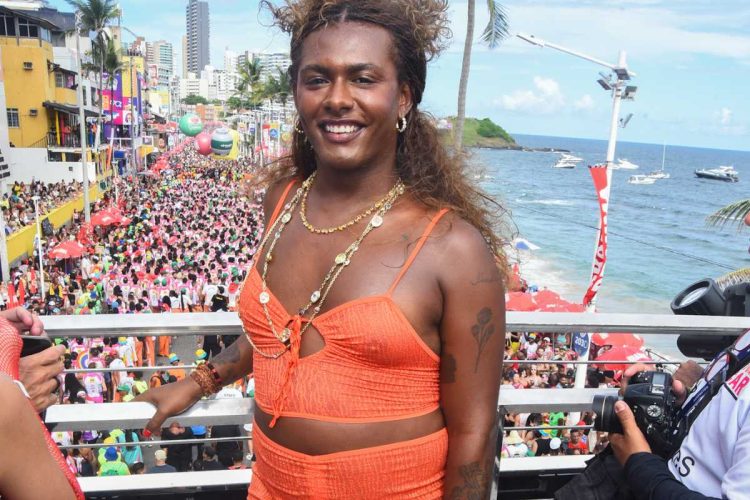 Liniker curte trio de Ivete no Carnaval de Salvador