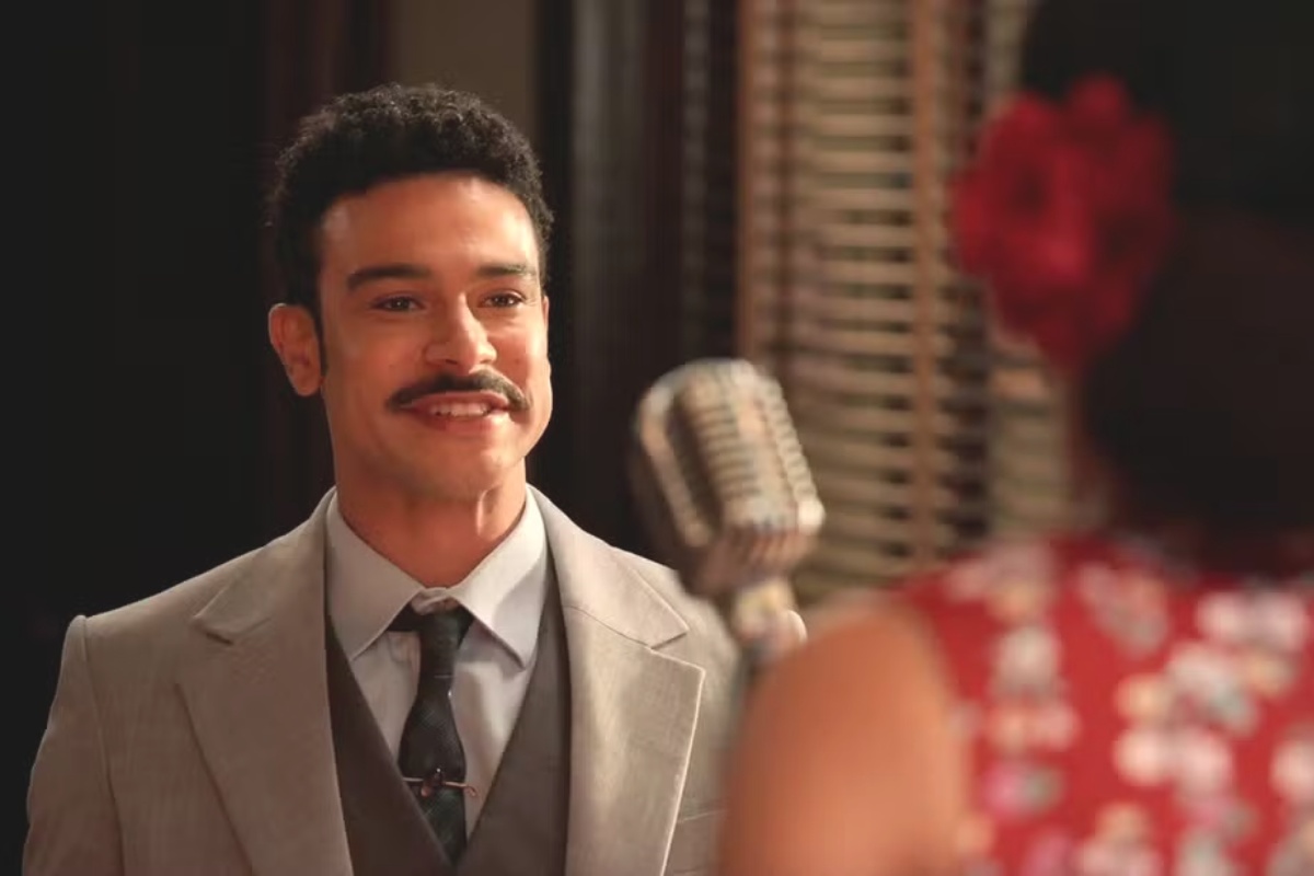 Lourival Piseli (Sérgio Malheiros) tem ideia para substituir Dita (Jeniffer Nascimento) em Êta Mundo Melhor