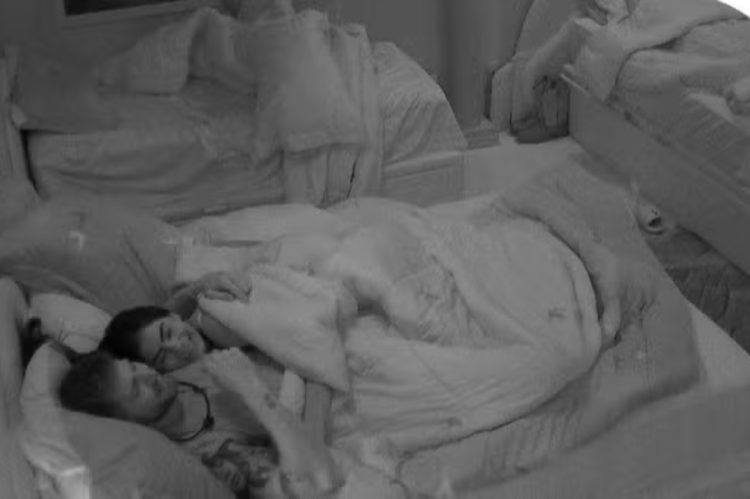 Marciele e Jonas juntos na cama