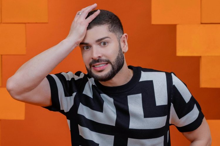 Marcelo posando para o paredão do BBB 26