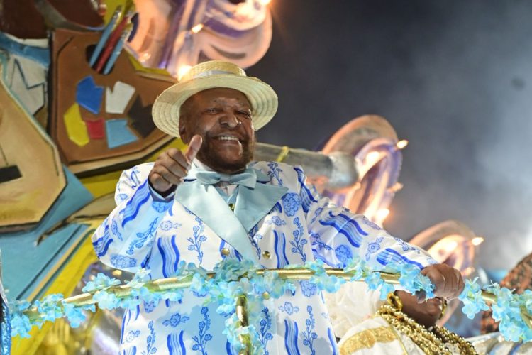 Martinho da Vila desfilando pela Vila Isabel