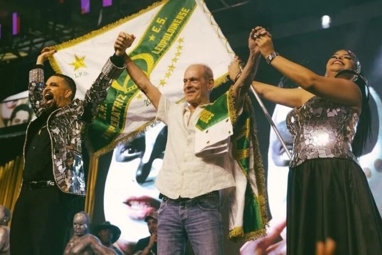 Ney Matogrosso e casal de mestre-sala e porta-bandeira da Imperatriz