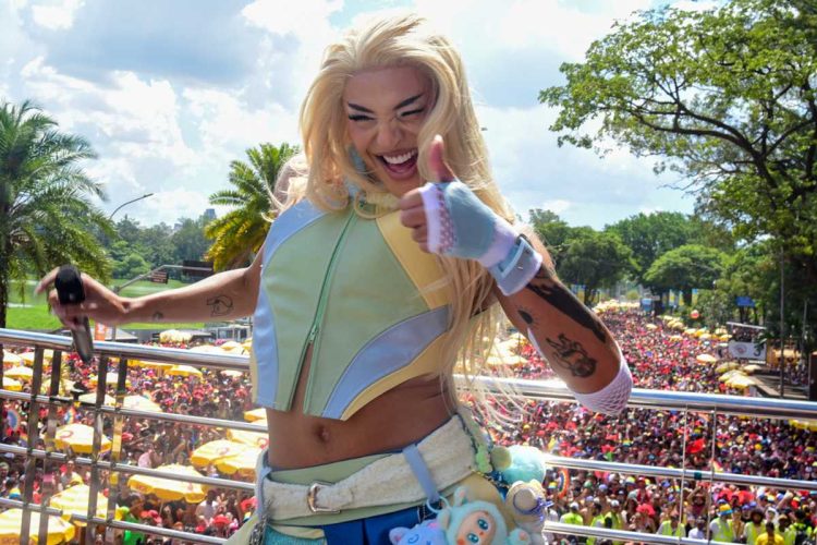 Pabllo Vittar anima mutidão em seu bloco de Carnaval em São Paulo