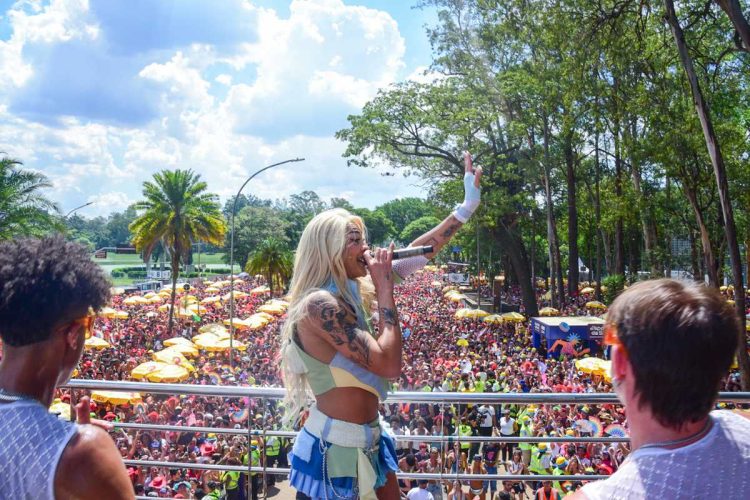Pabllo Vittar anima mutidão em seu bloco de Carnaval em São Paulo