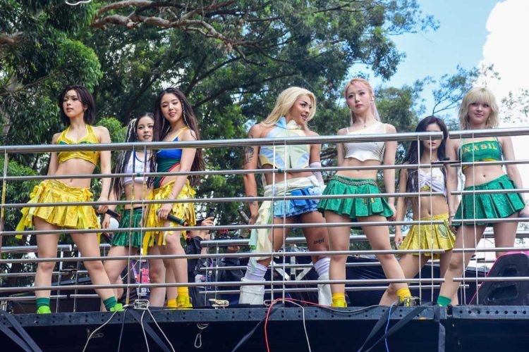 Pabllo Vittar leva grupo de K-Pop NMIXX para participar do seu bloco de Carnaval
