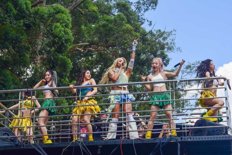 Pabllo Vittar leva grupo de K-Pop NMIXX para participar do seu bloco de Carnaval