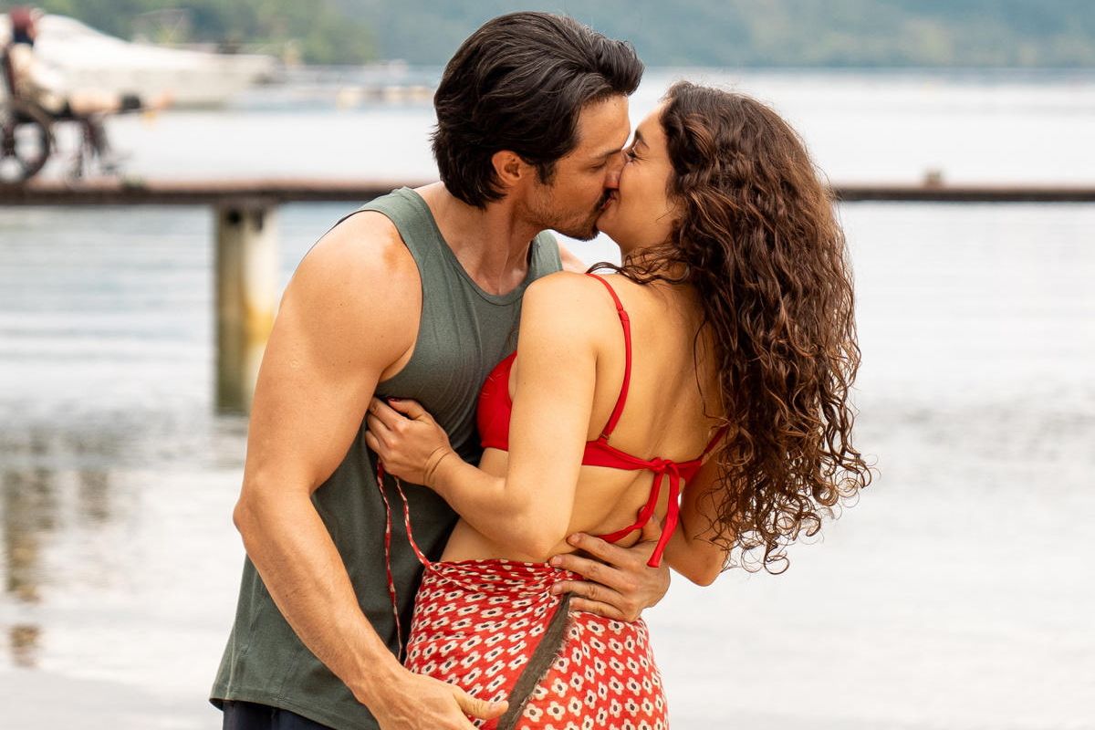 Paulinho (Romulo Estrela) beijando Gerluce (Sophie Charlotte) em 'Três Graças'