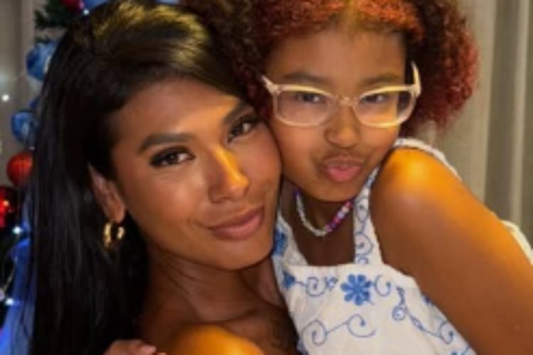 pocah posando com a filha