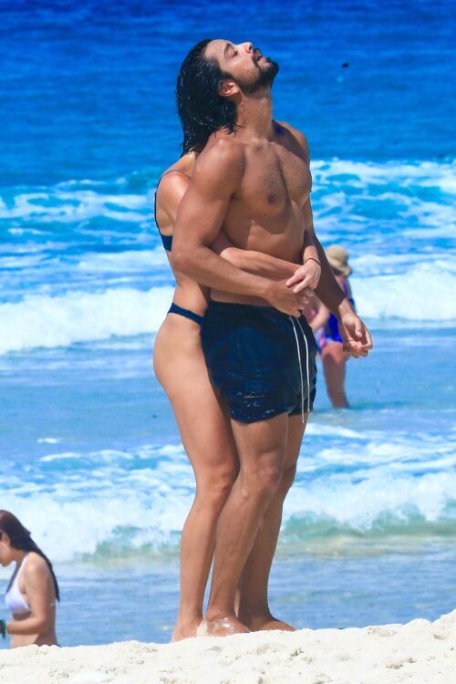 Agatha Moreira e Rodrigo Simas na praia
