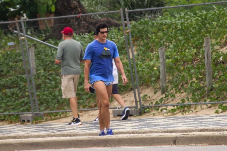 Reynaldo Gianecchini caminha na orla de Ipanema na Zona sul do Rio de Janeiro