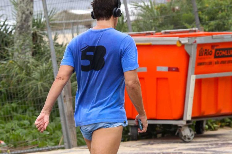 Reynaldo Gianecchini caminha na orla de Ipanema na Zona sul do Rio de Janeiro