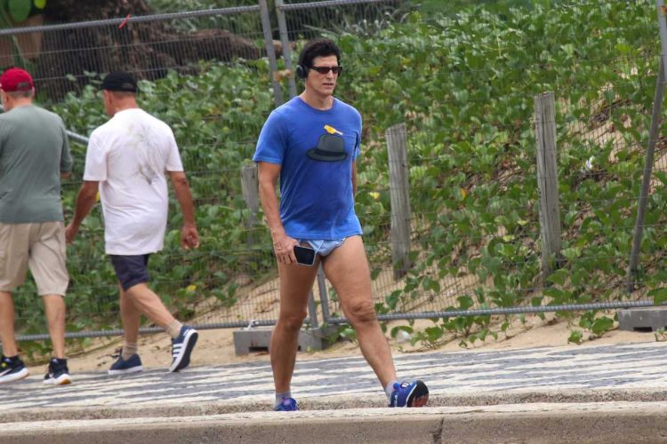 Reynaldo Gianecchini caminha na orla de Ipanema na Zona sul do Rio de Janeiro
