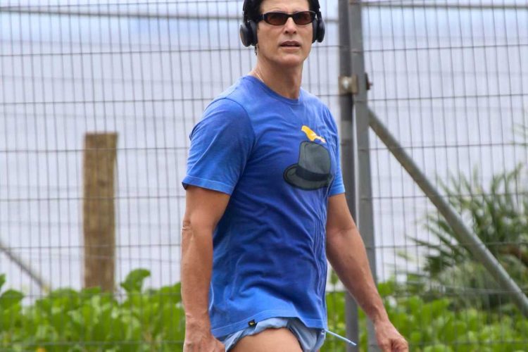 Reynaldo Gianecchini caminha na orla de Ipanema na Zona sul do Rio de Janeiro