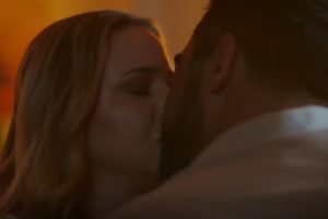 Ronei toma coragem e beija Zilá, que não nega fogo em Coração Acelerado