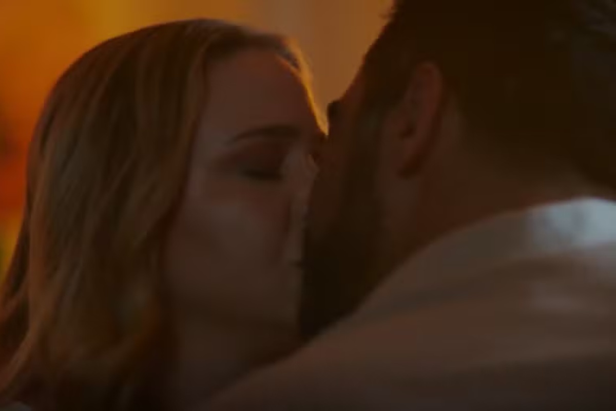 Ronei toma coragem e beija Zilá, que não nega fogo em Coração Acelerado