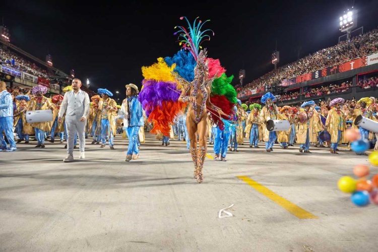 sabrina sato desfilando pela unidos de vila isabel