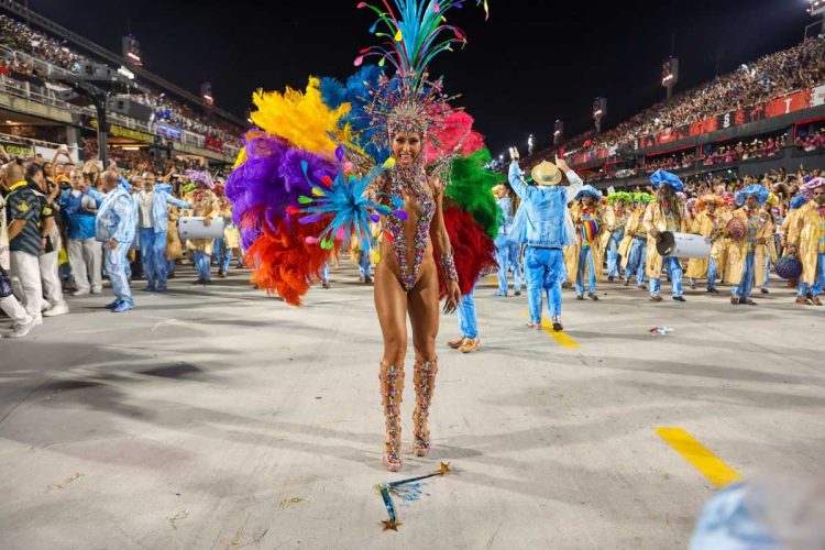 sabrina sato desfilando pela unidos de vila isabel