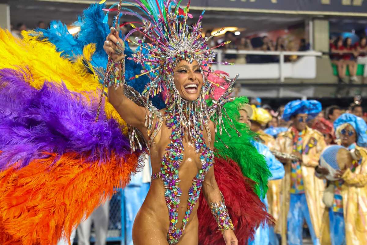 sabrina sato desfilando pela unidos de vila isabel