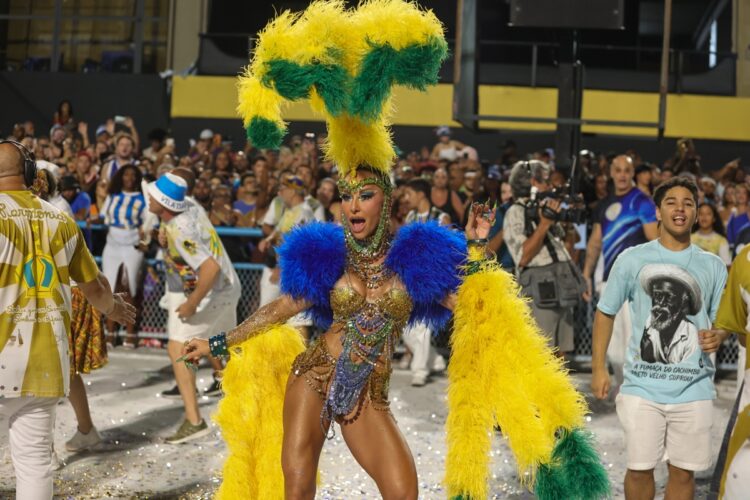 Sabrina Sato samba na Sapucaí