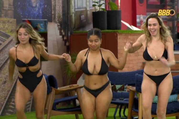 Samira, Milena e Ana Paula pulam na piscina