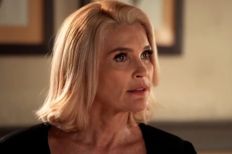 Sandra (Flávia Alessandra) coloca Ernesto (Eriberto Leão) na mira do seu revólver em Êta Mundo Melhor