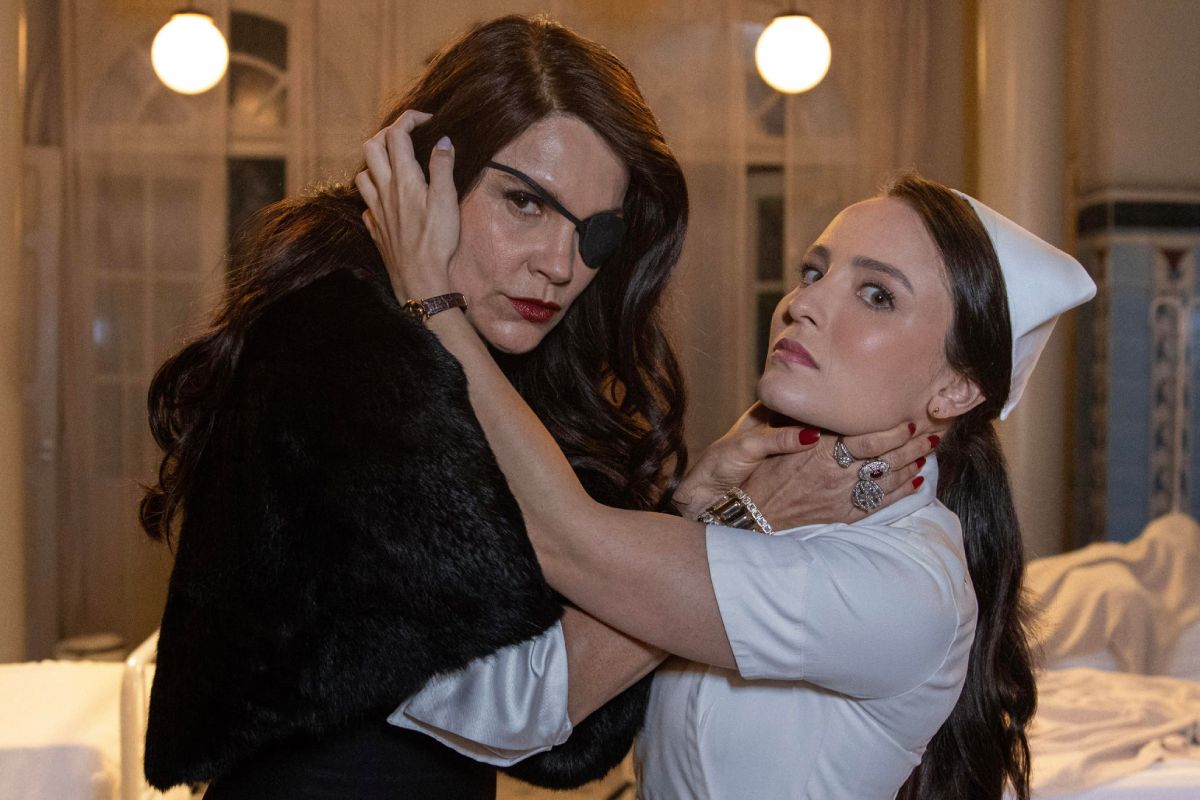 Estela (Larissa Manoela) e Baronesa (Flavia Alessandra) brigam dentro do hospital em 'Êta Mundo Melhor'