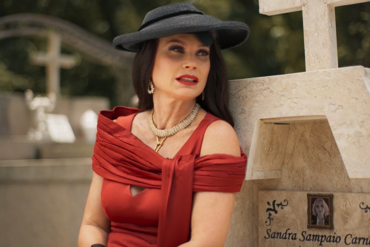 sandra (flávia alessandra) na lápide de anastácia (eliane gairdini) em êta mundo melhor