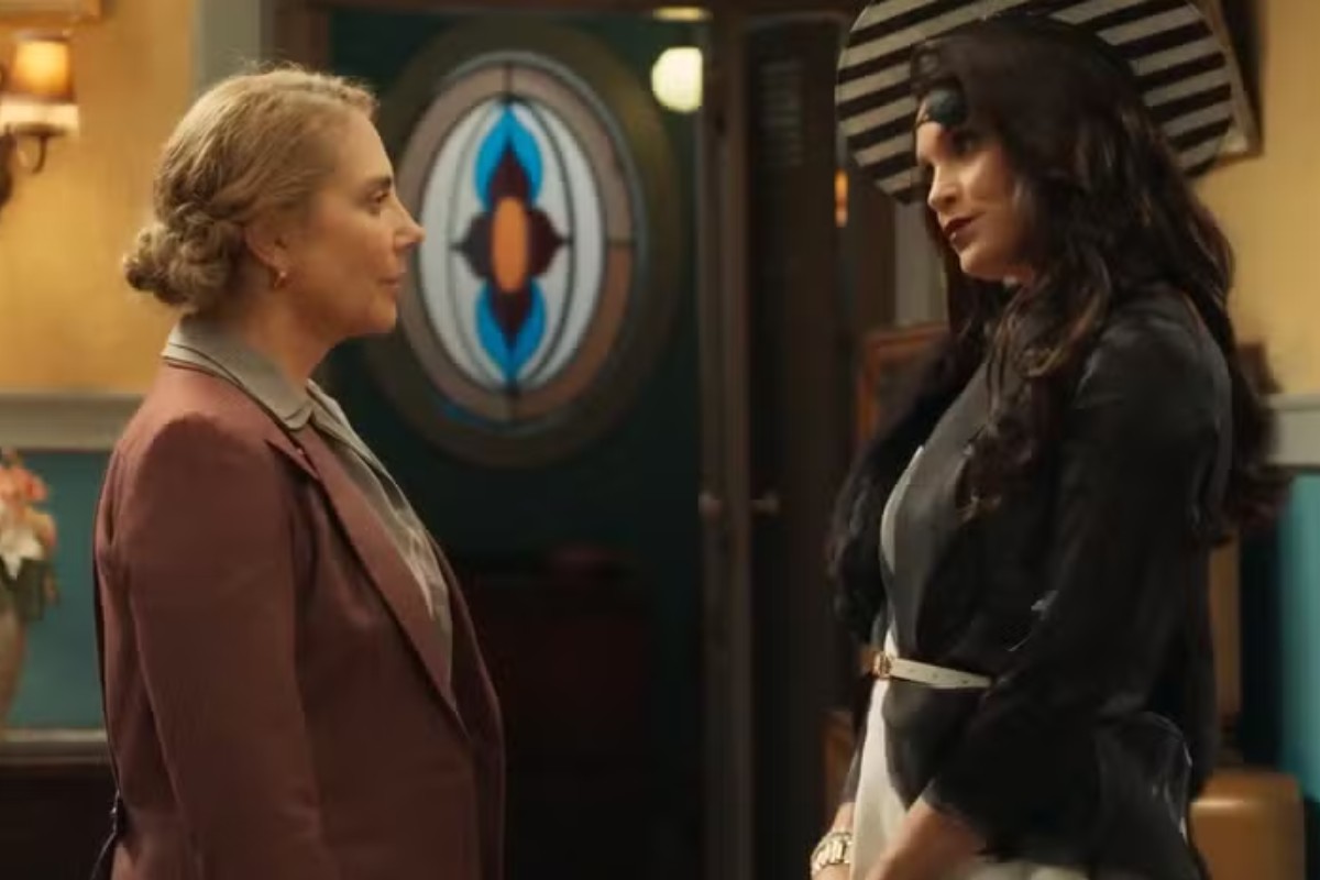 Sandra (Flávia Alessandra) oferece dinheiro a Zulma (Heloísa Périssé) para ‘comprar’ Samir (Davi Malizia) em 'Êta Mundo Melhor'