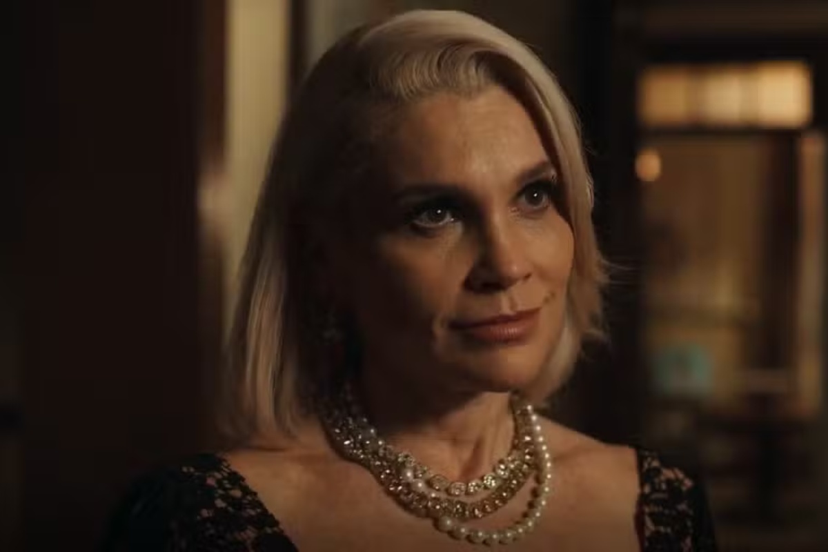 Em Êta Mundo Melhor, Sandra empurra Candinho das escadas