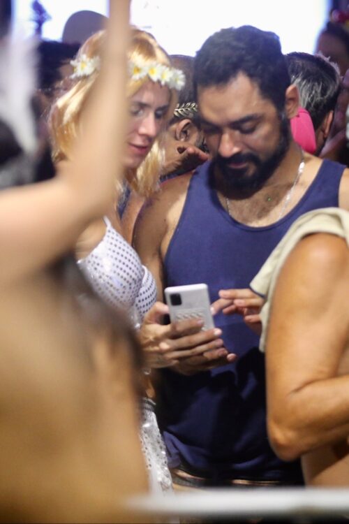 Thomás Aquino beija loira