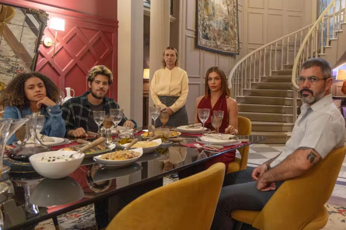 Três Graças: Arminda (Grazi Massafera) humilha Joélly (Alana Cabral) em jantar