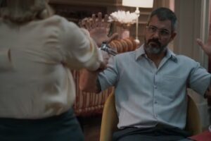 Jorginho (Juliano Cazarré) é rendido por Helga (Kelzy Ecard) em 'Três Graças'