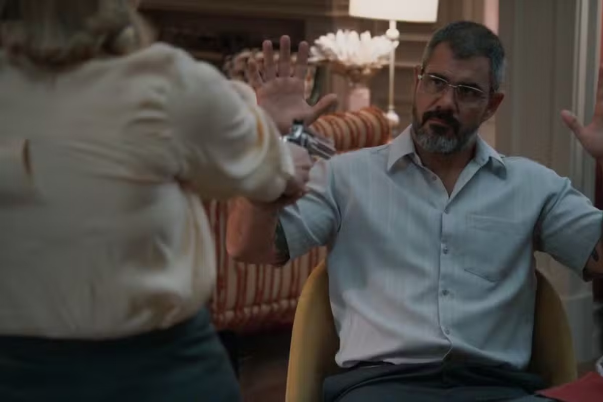 Jorginho (Juliano Cazarré) é rendido por Helga (Kelzy Ecard) em 'Três Graças'