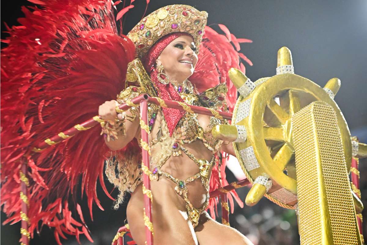 Viviane Araújo chega para desfilar pelo Salgueiro