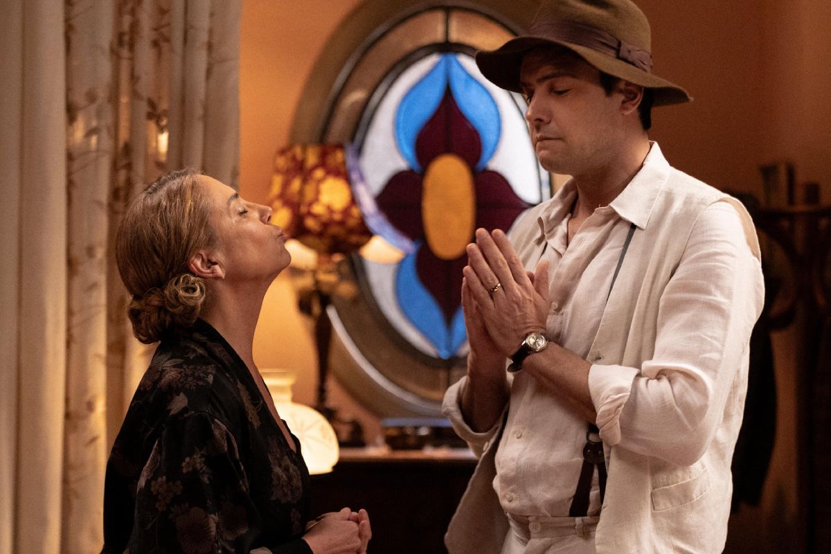 Zulma (Heloísa Périssé) e Candinho (Sergio Guizé) em Êta Mundo Melhor