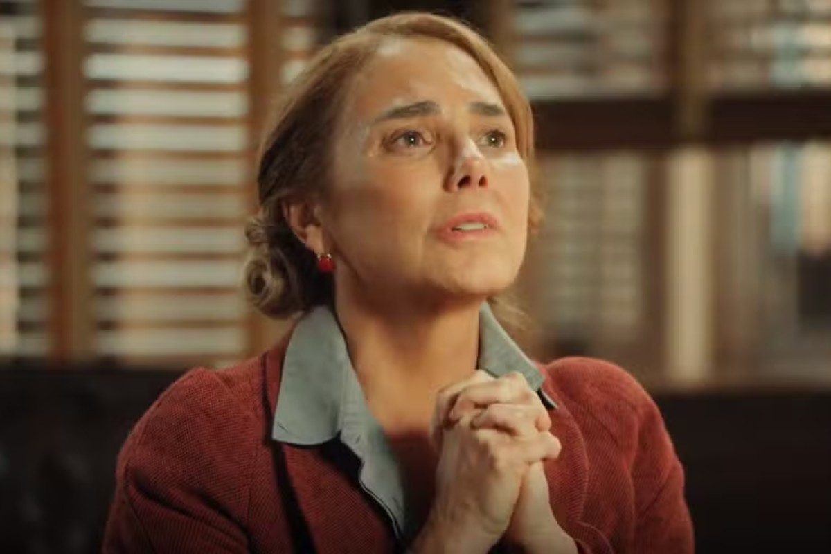 Zulma (Heloísa Périssée) faz cena para delegado ajudá-la a ter Samir (Davi Malizia) de volta em Êta Mundo Melhor