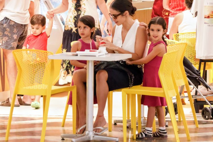 Nanda Costa com as filhas