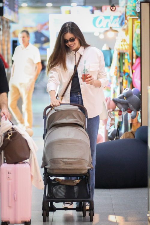 Camila Queiroz no aeroporto