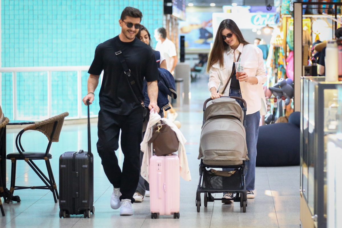 Camila Queiroz, Klebber Toledo e a filha no aeroporto