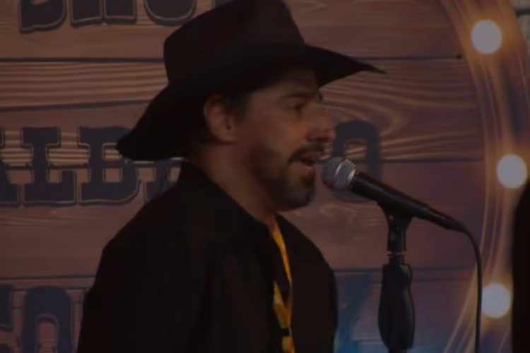 alberto cowboy cantando na festa do bbb 26