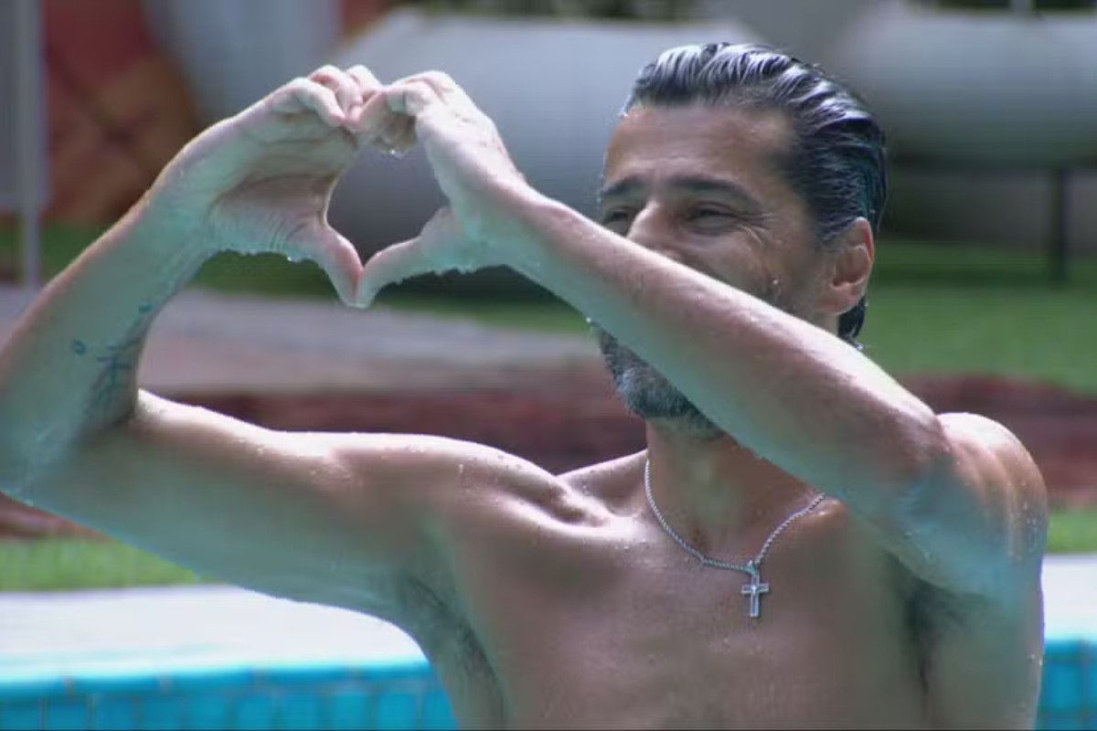 Babu Santana diz que vota em Alberto Cowboy, que faz 'coração' com a mão no BBB 26