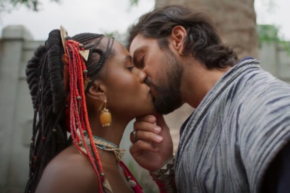 Alika (Duda Santos) e Omar (Rodrigo Simas) se beijando em “A Nobreza do Amor”