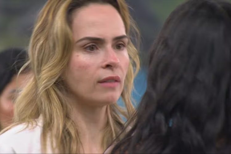 Ana Paula consola Chaiany