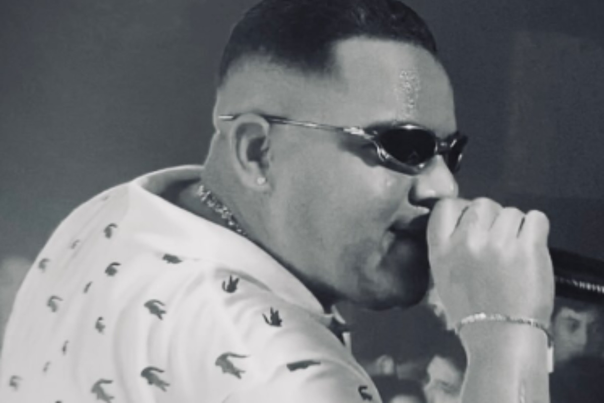 cantor arthurzinho batedeira em foto preta e branca